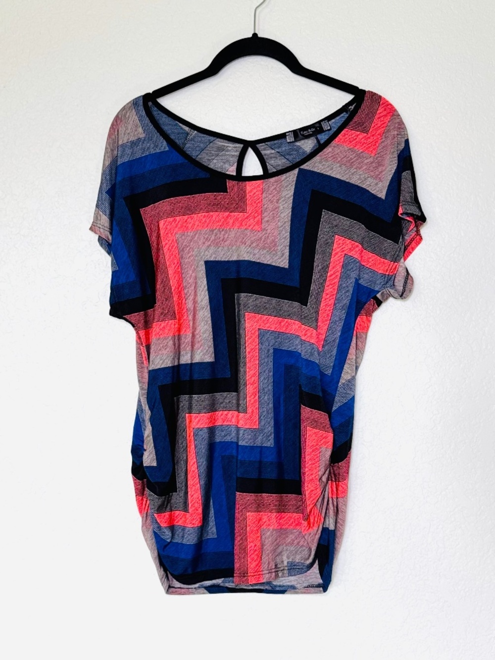 Tutta Bella Maternity Top Large Side Ruched Geometric Lightweight Sylish Vibrant